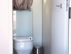 Interno del bagno elegante a noleggio Class Toilet